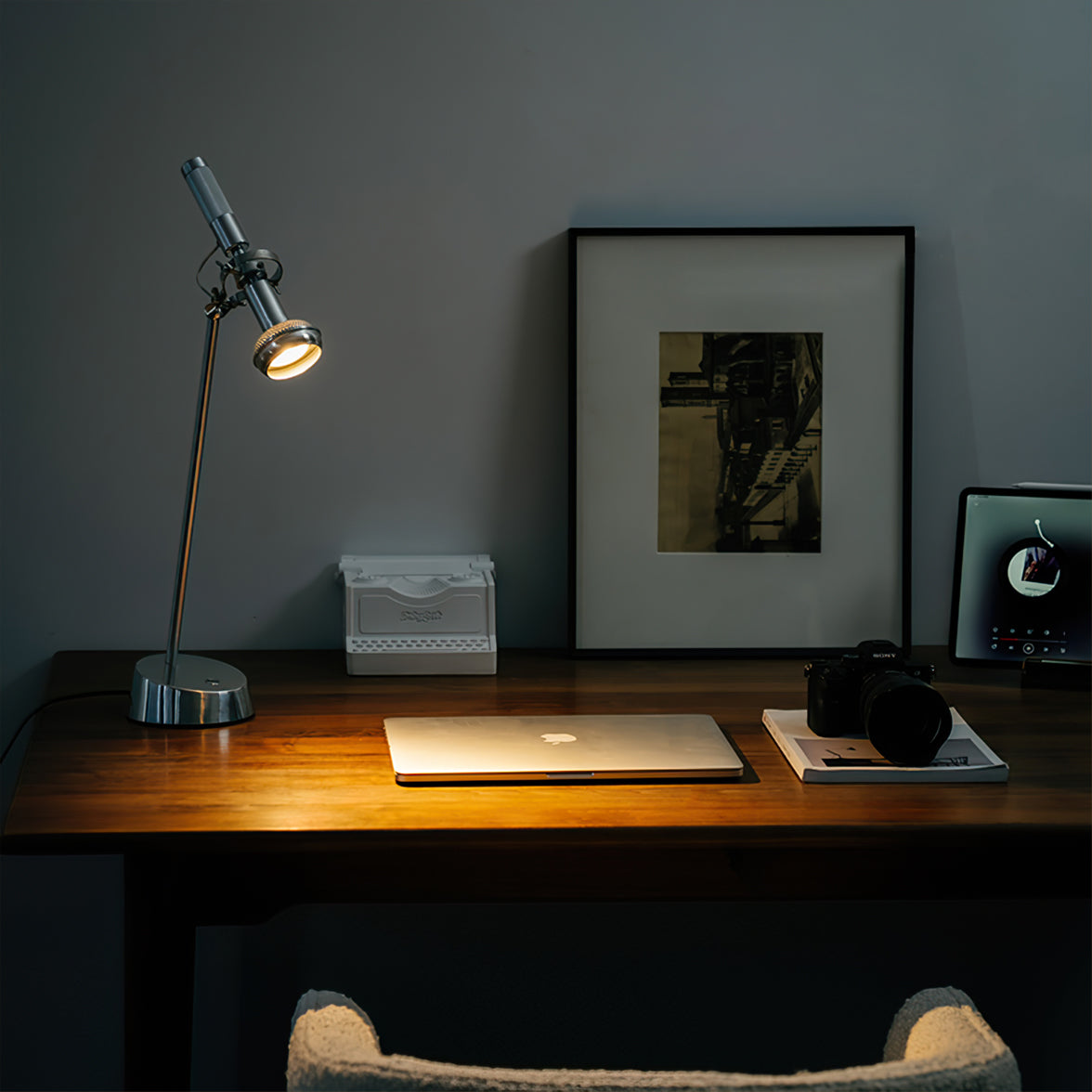 ChromeBeam – Industriel bordlampe med elegant metalfinish