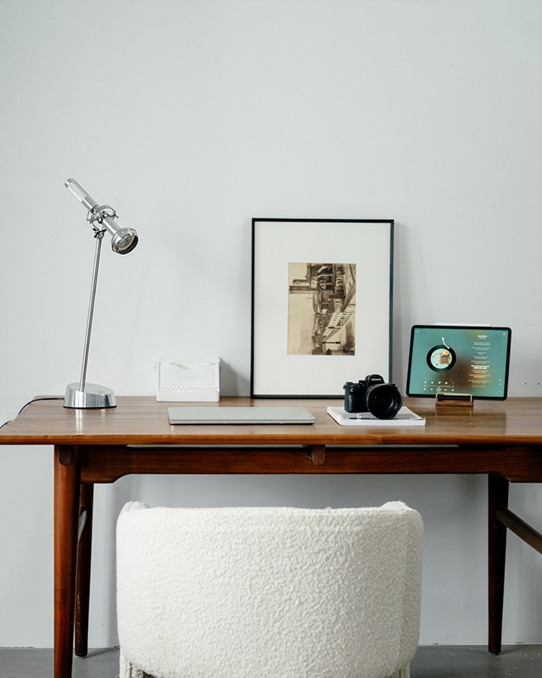 ChromeBeam – Industriel bordlampe med elegant metalfinish