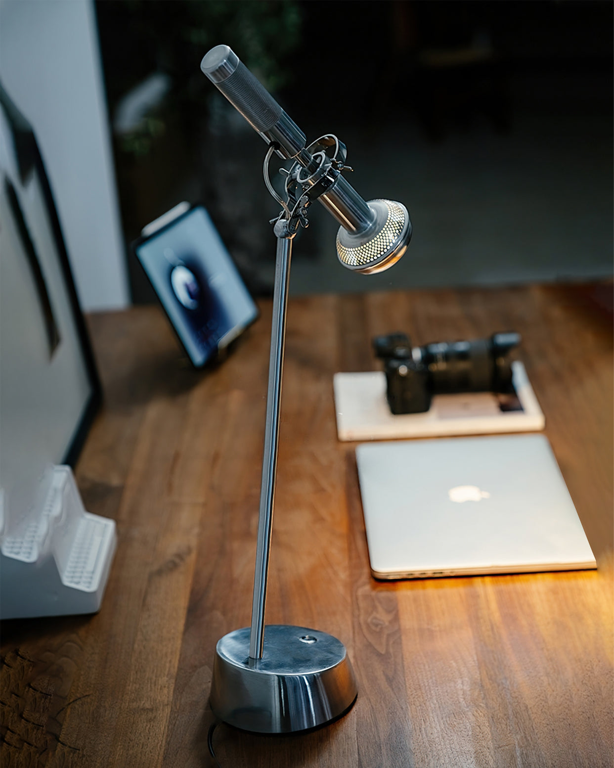 ChromeBeam – Industriel bordlampe med elegant metalfinish