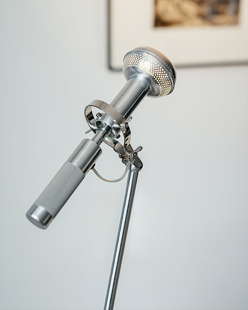 ChromeBeam – Industriel bordlampe med elegant metalfinish
