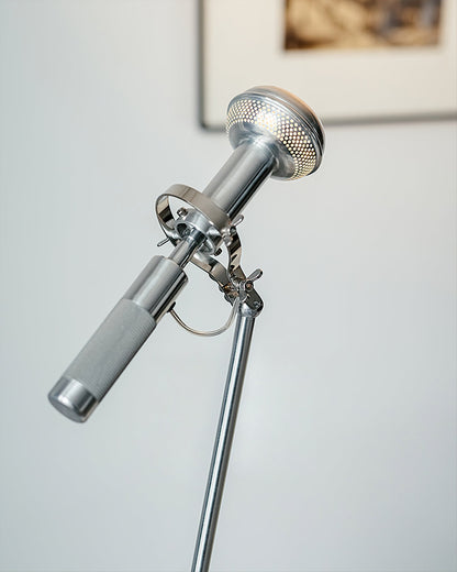 ChromeBeam – Industriel bordlampe med elegant metalfinish