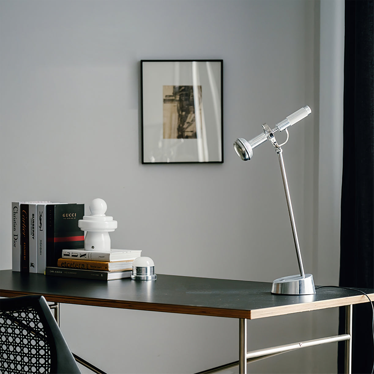 ChromeBeam – Industriel bordlampe med elegant metalfinish