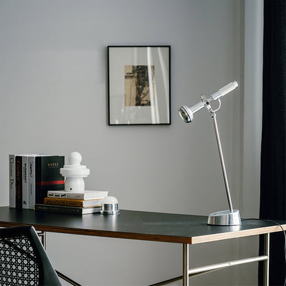 ChromeBeam – Industriel bordlampe med elegant metalfinish