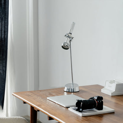 ChromeBeam – Industriel bordlampe med elegant metalfinish