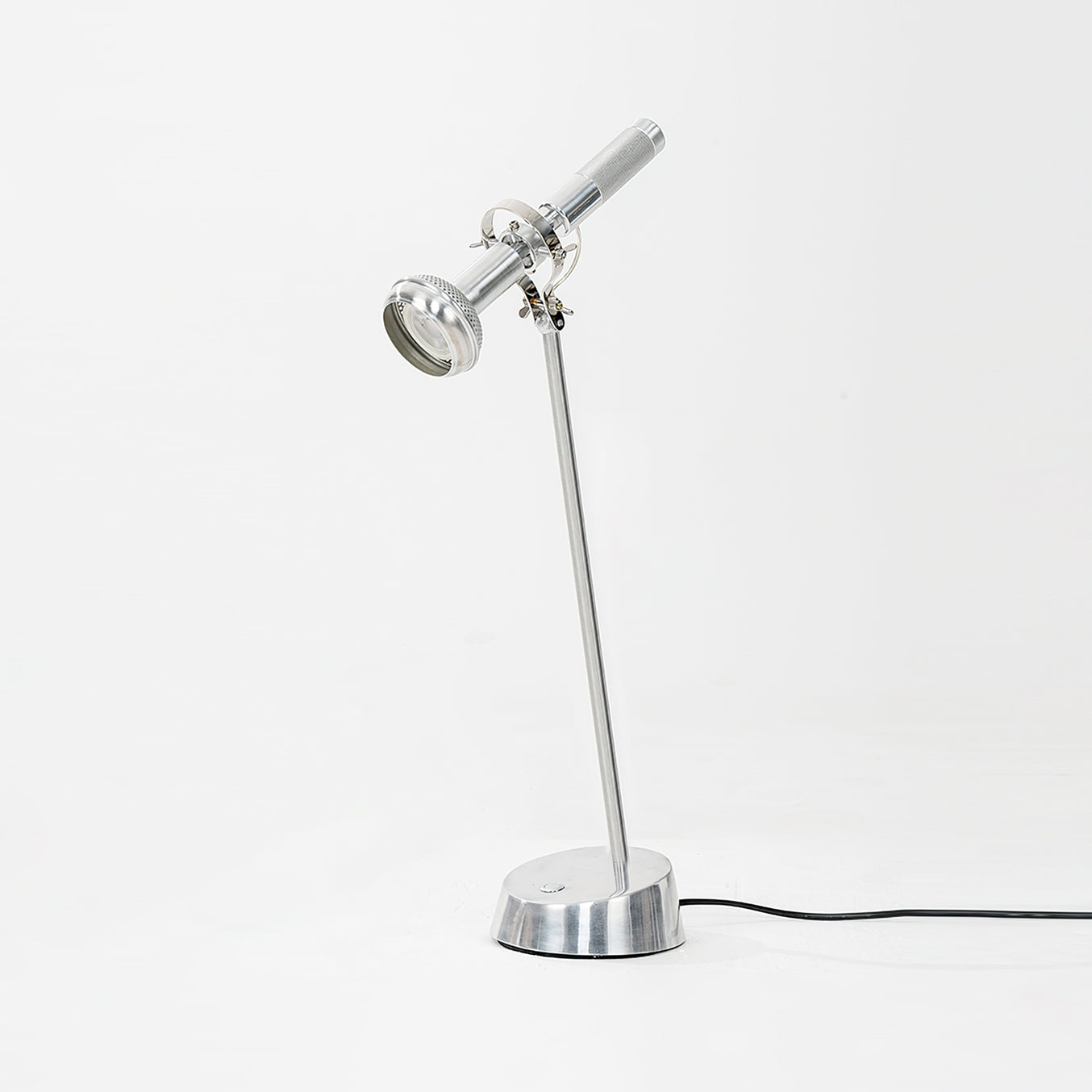 ChromeBeam – Industriel bordlampe med elegant metalfinish