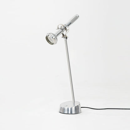 ChromeBeam – Industriel bordlampe med elegant metalfinish