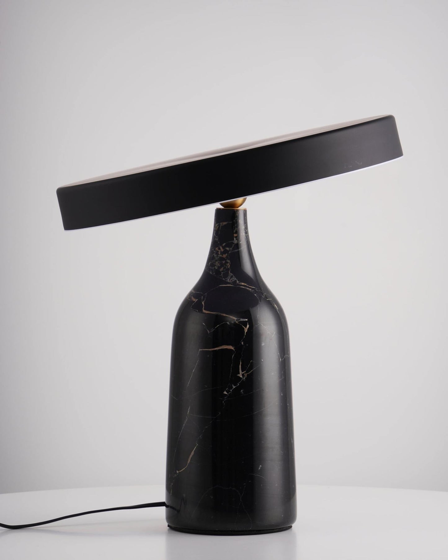 LuxeEddy - Bordlampe med elegant design og subtil lysfordeling