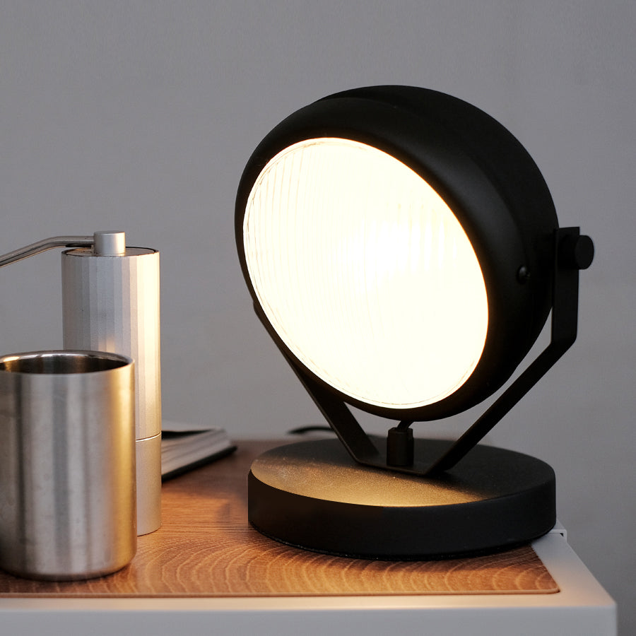 ChromeLuxe – Moderne bordlampe i metal og glas