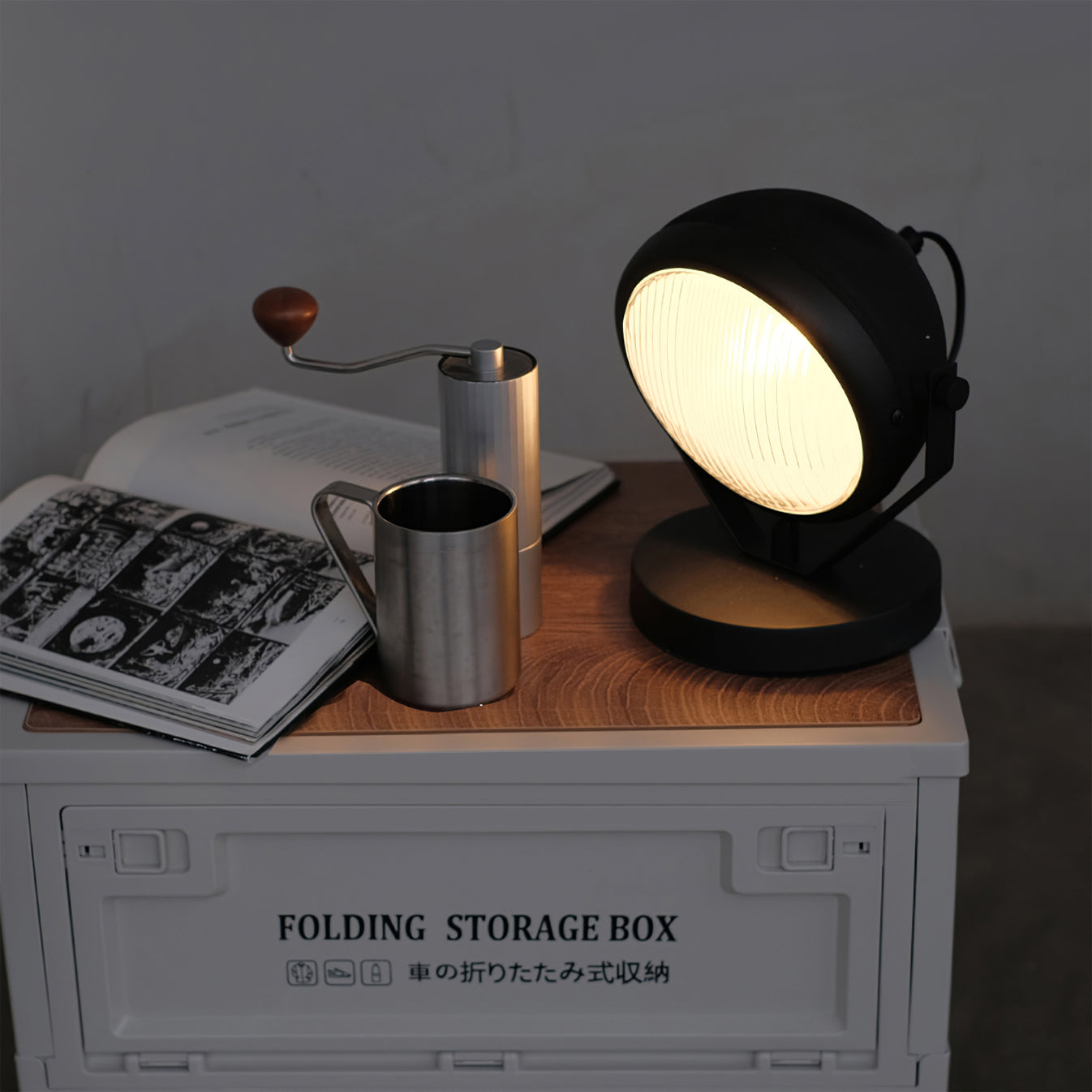 ChromeLuxe – Moderne Tischlampe aus Metall und Glas