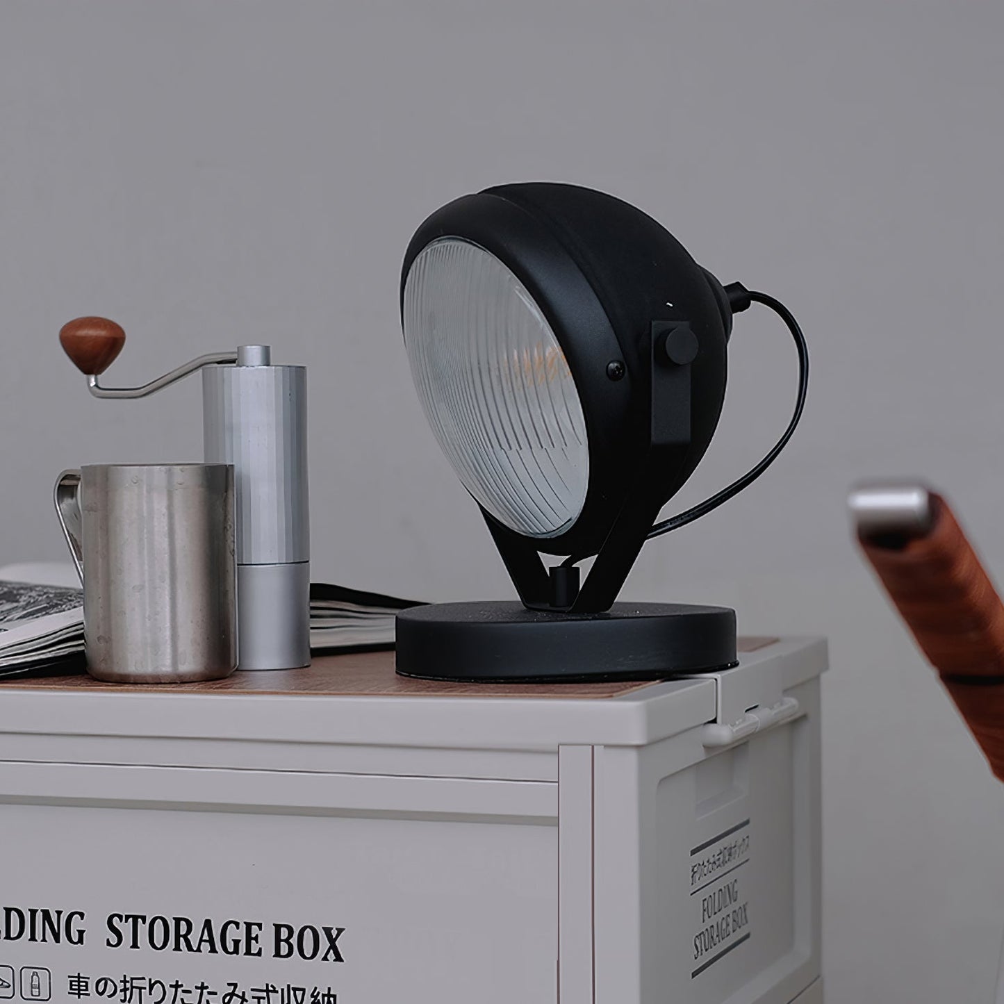 ChromeLuxe – Moderne bordlampe i metal og glas