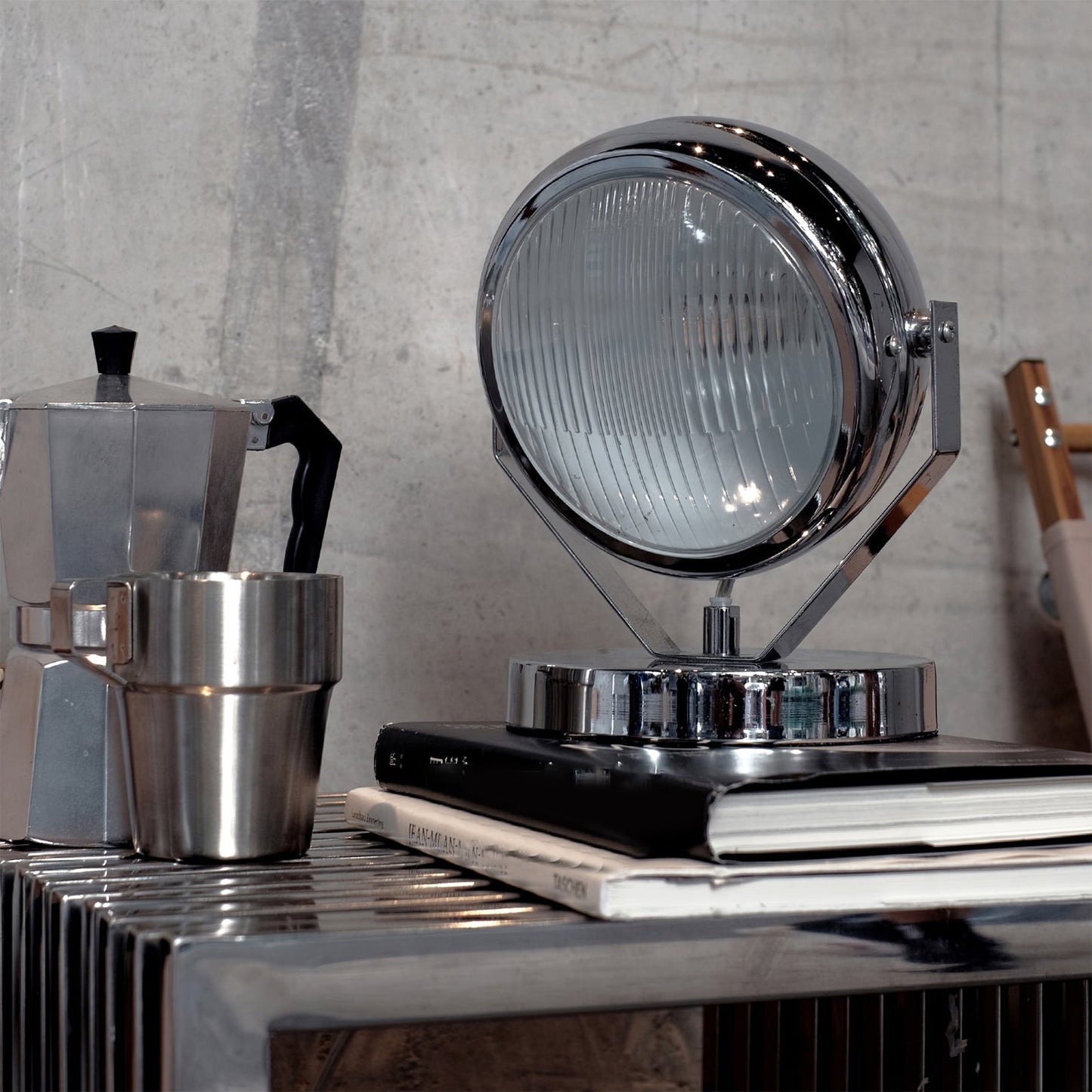 ChromeLuxe – Moderne Tischlampe aus Metall und Glas