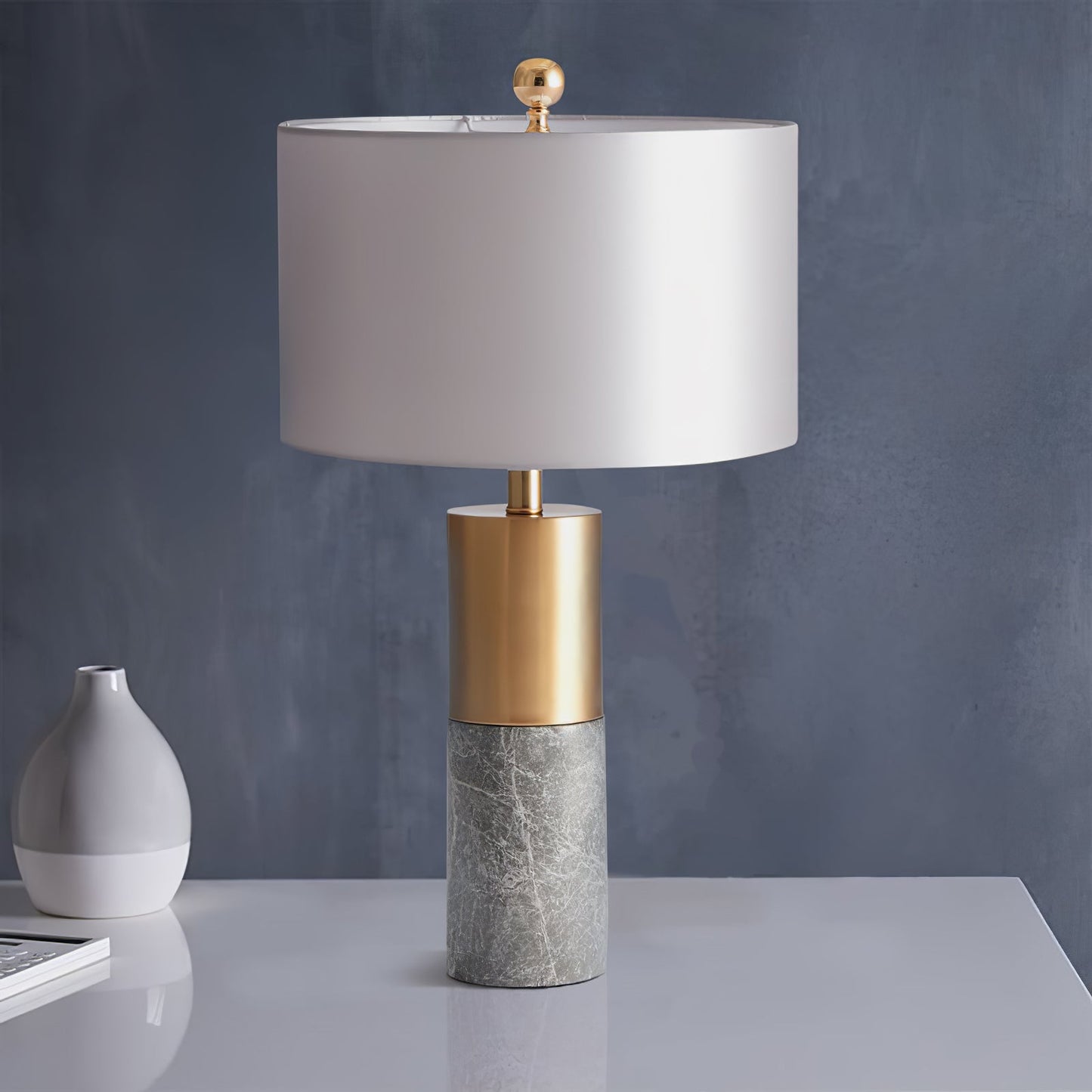 MarbleGlow - Bordlampe med stilfuld marmorfod og slankt design