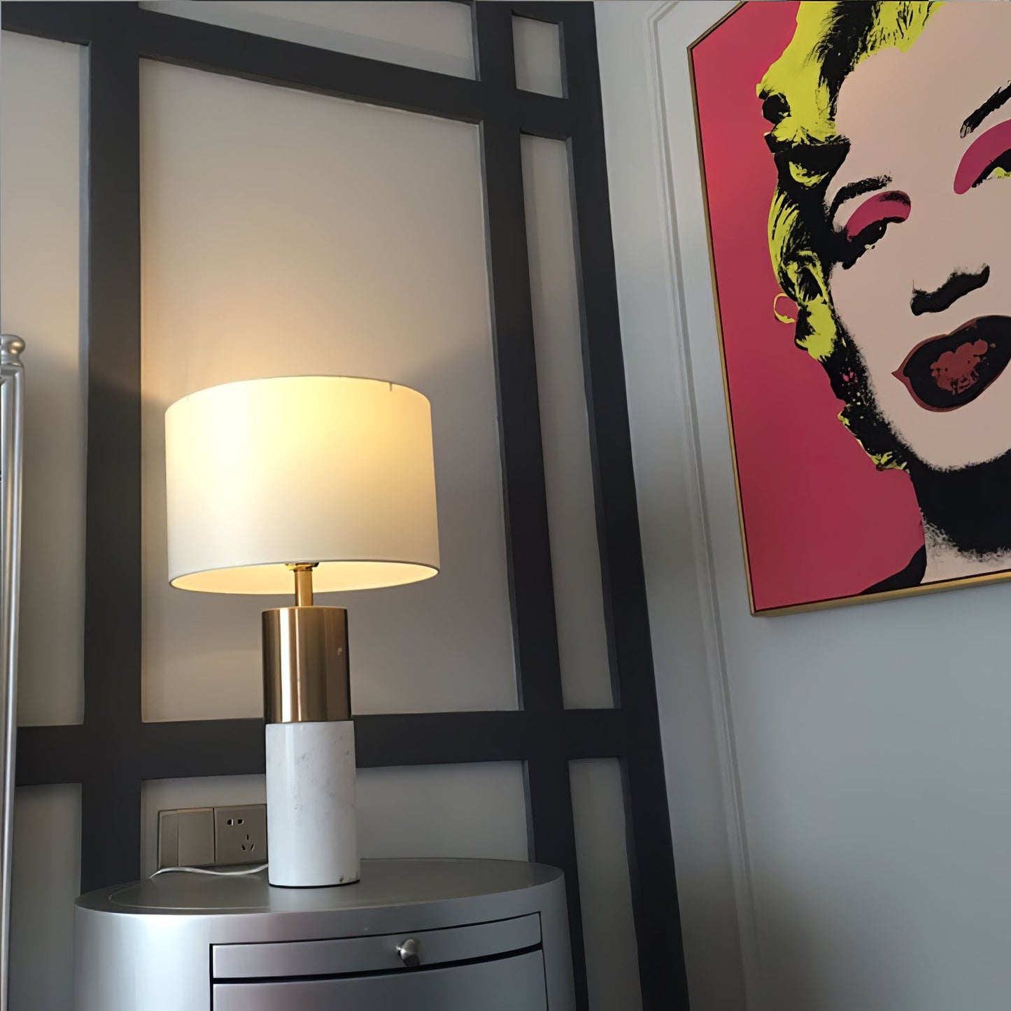 MarbleGlow - Bordlampe med stilfuld marmorfod og slankt design