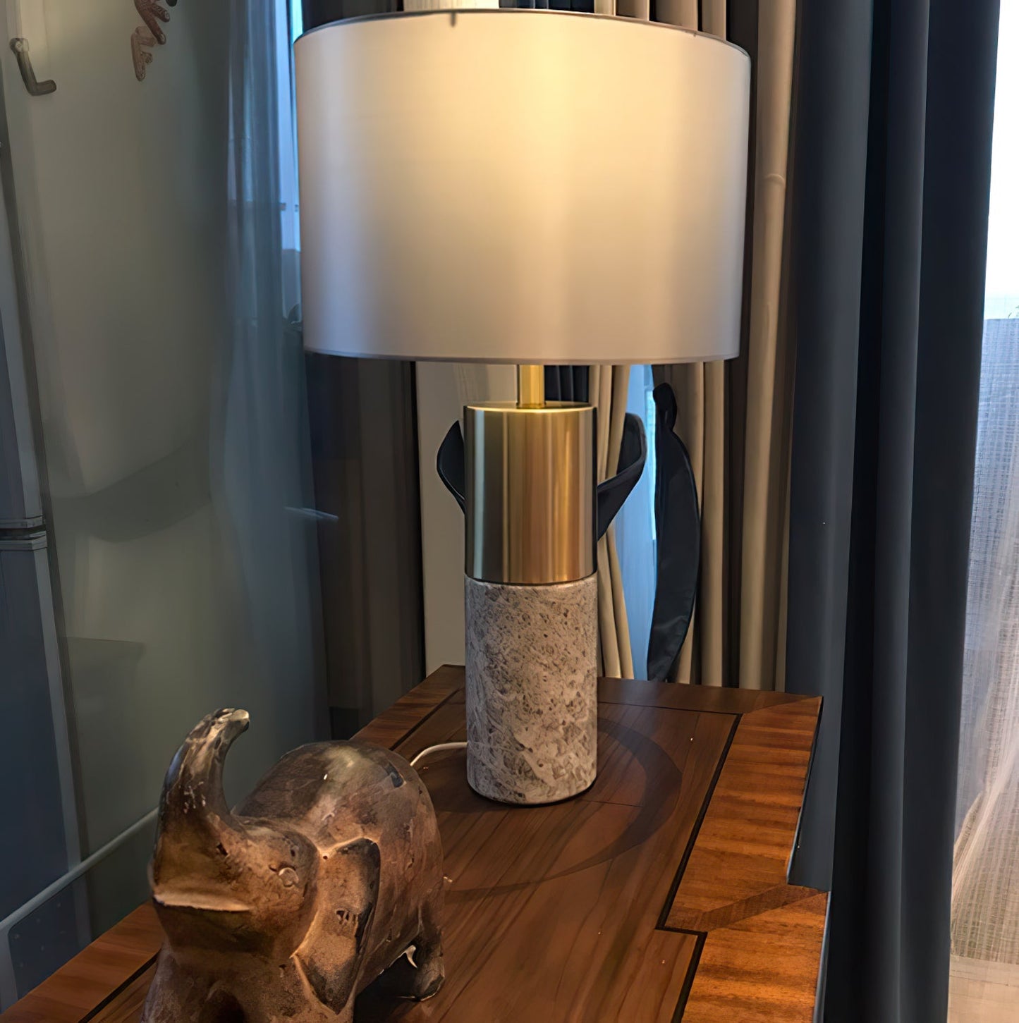 MarbleGlow - Bordlampe med stilfuld marmorfod og slankt design