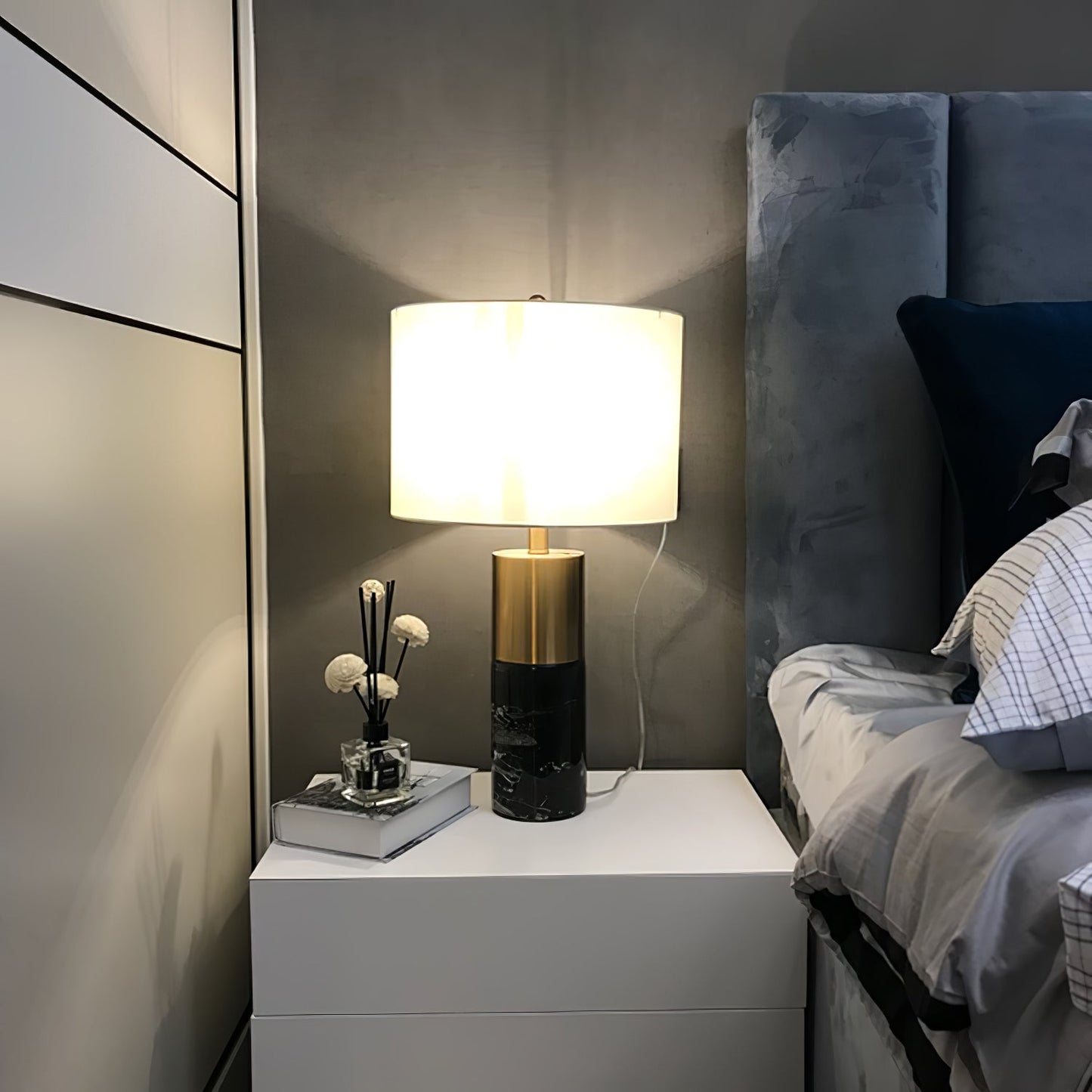 MarbleGlow - Bordlampe med stilfuld marmorfod og slankt design