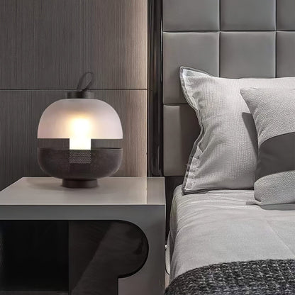 CenturyLuxe - Bordlampe med luksuriøst design og intim belysning
