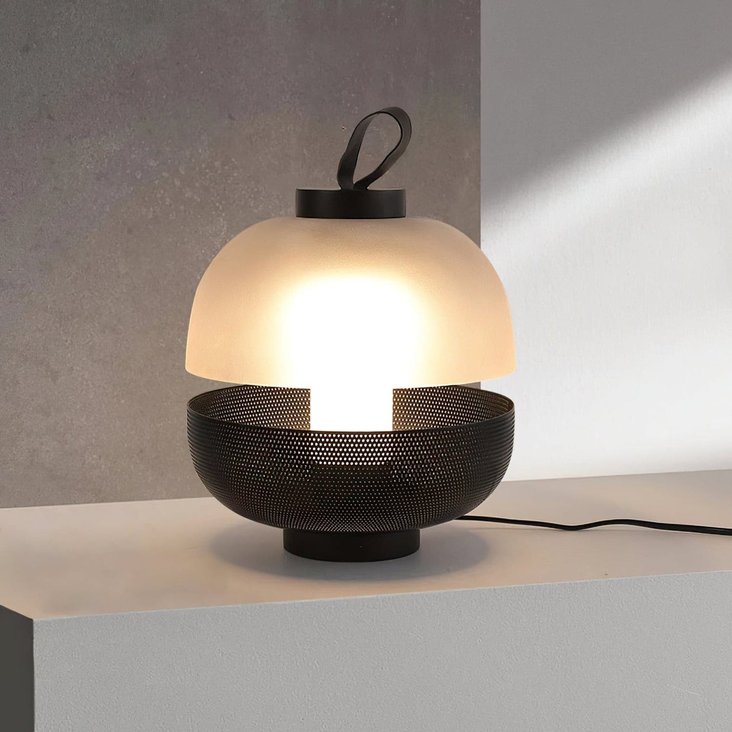CenturyLuxe - Bordlampe med luksuriøst design og intim belysning