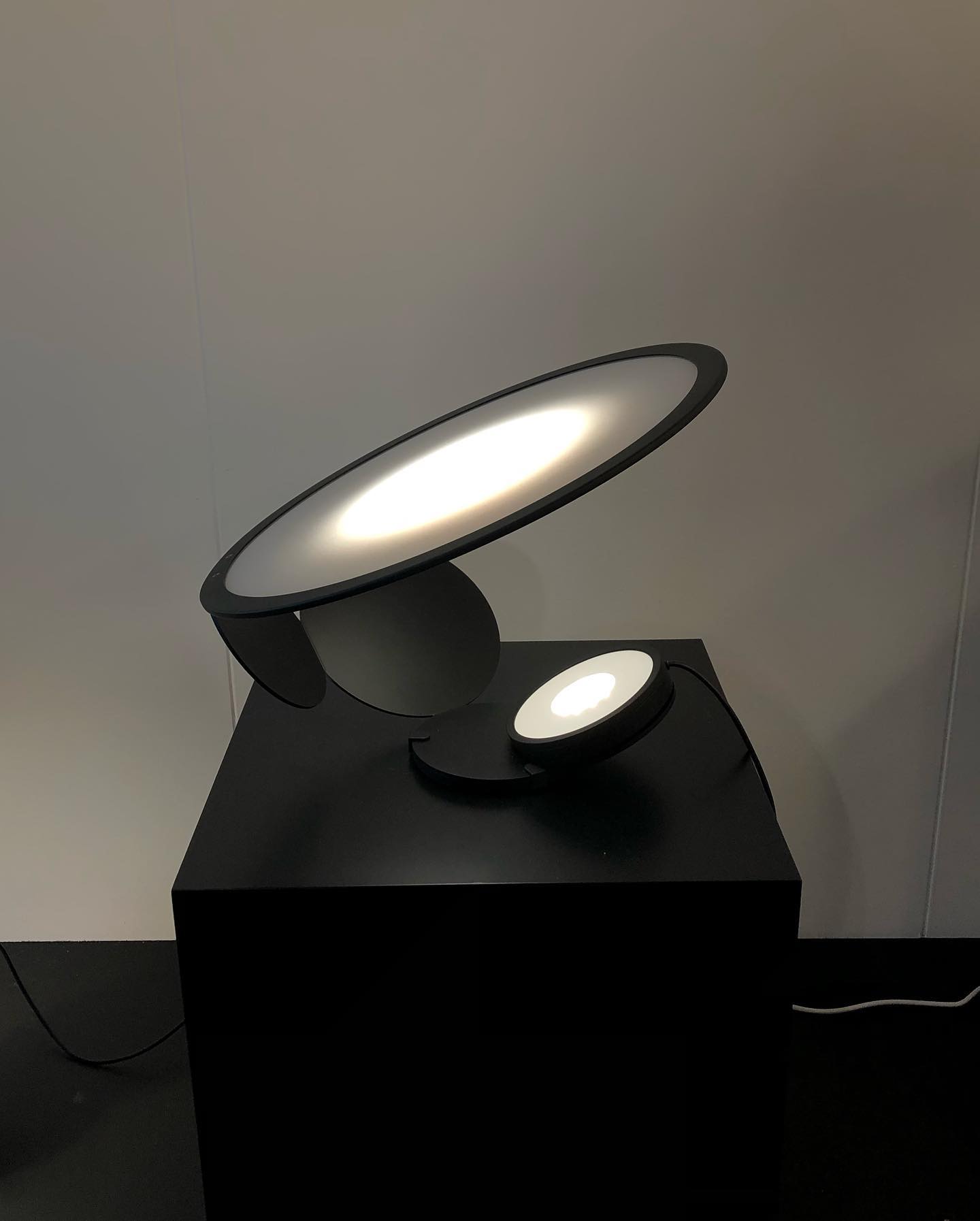 LightSlice - Stilfuld bordlampe med subtile snitdetaljer