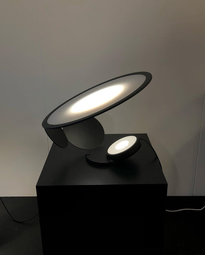 LightSlice - Stilfuld bordlampe med subtile snitdetaljer