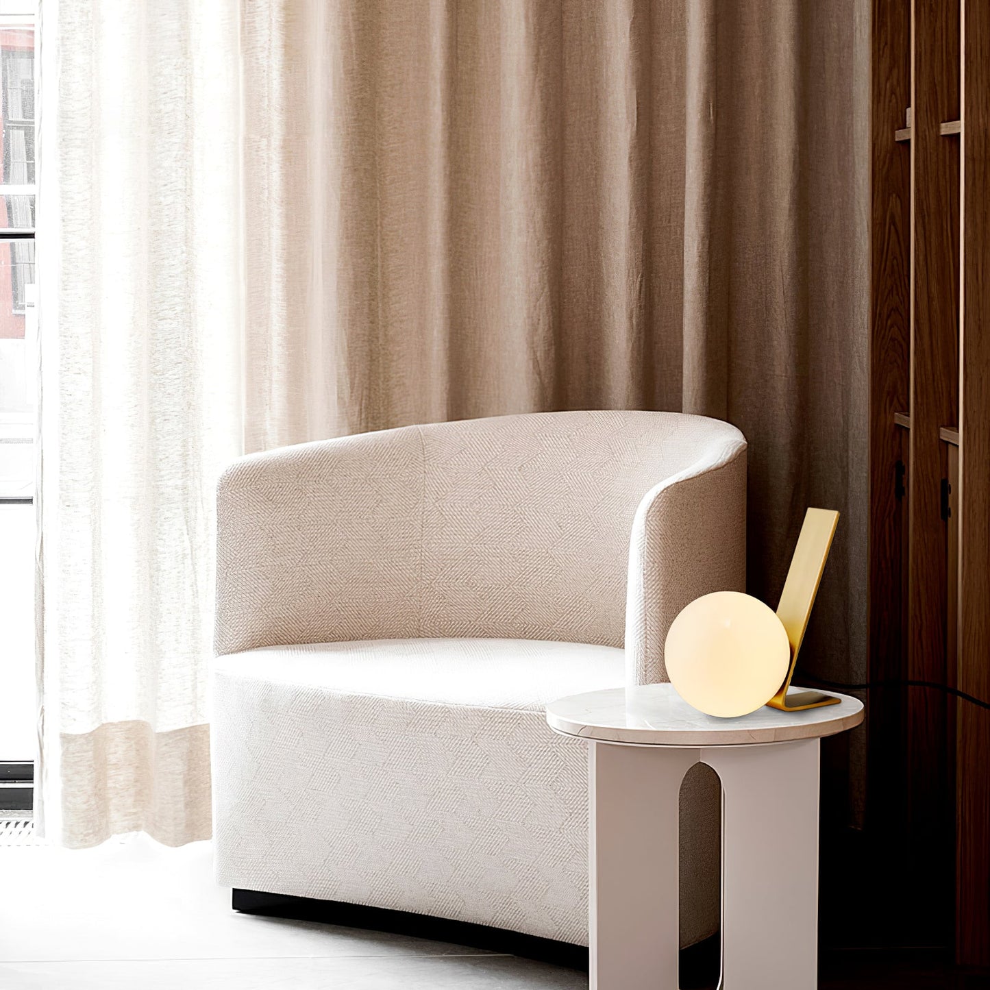 DaphneLuxe - Bordlampe med minimalistisk eleganse og koselig glød
