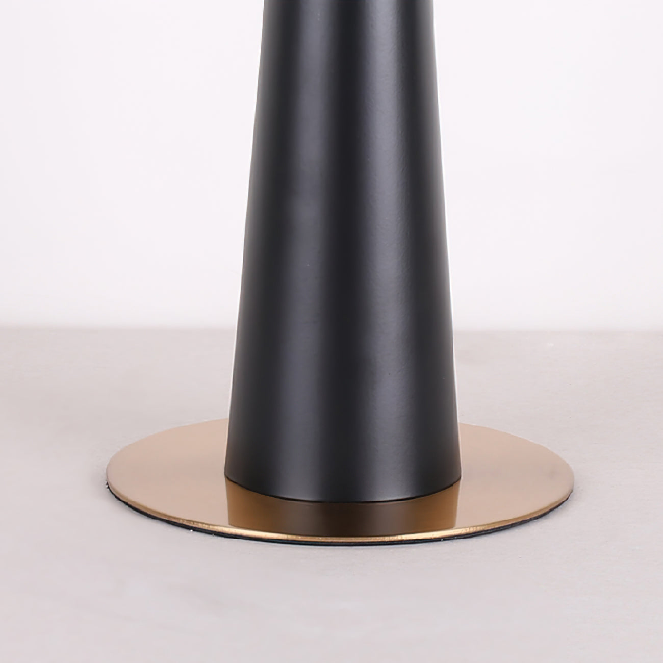 CopperBeat – Bordlampe med trommeform og kobberfinish