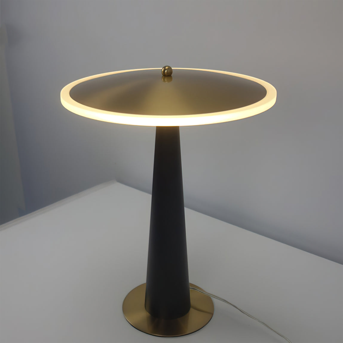 CopperBeat – Bordlampe med trommeform og kobberfinish