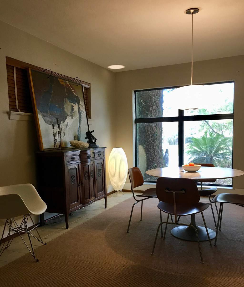 NelsonGlow - Tripod Table Lamp