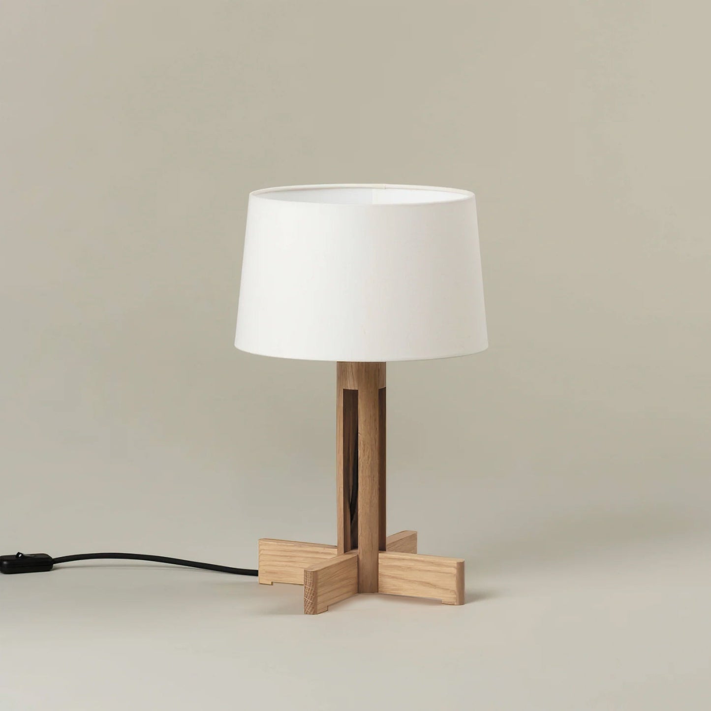 FadGlow - Bordlampe med moderne stil og varmt skær