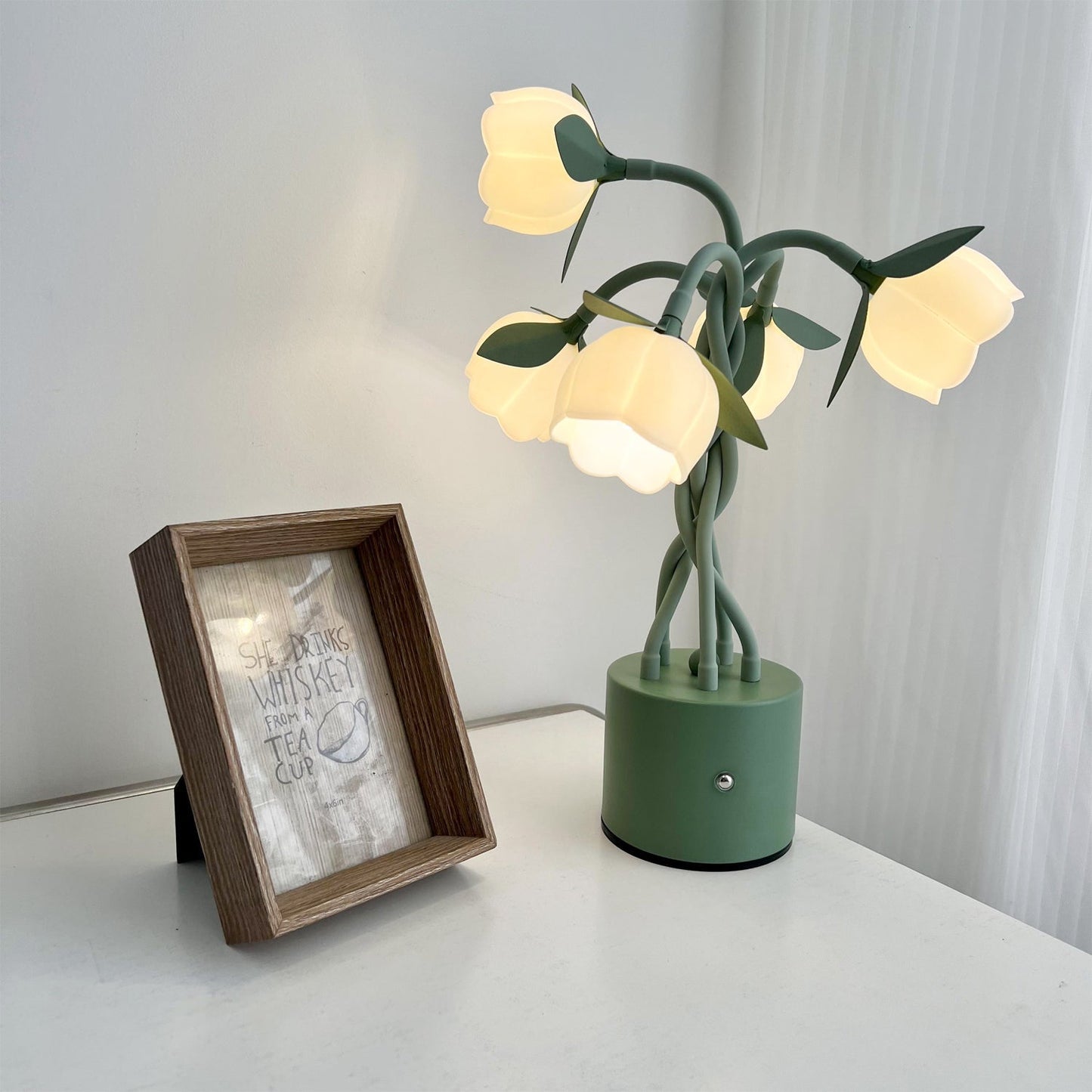PetalLight - Elegant blomsterinspireret bordlampe