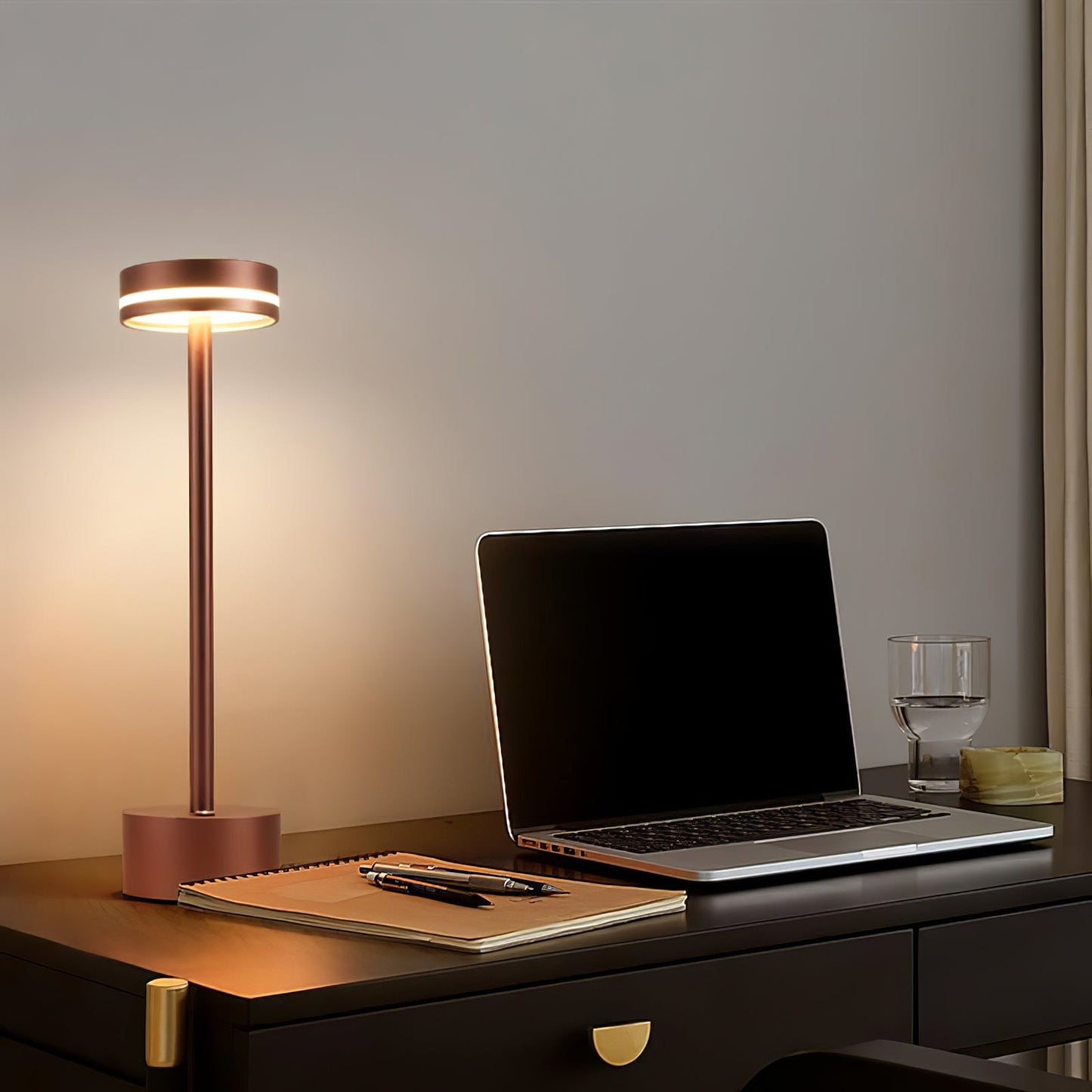 FunGloed - LED bordlampe med energisk design og behagelig belysning