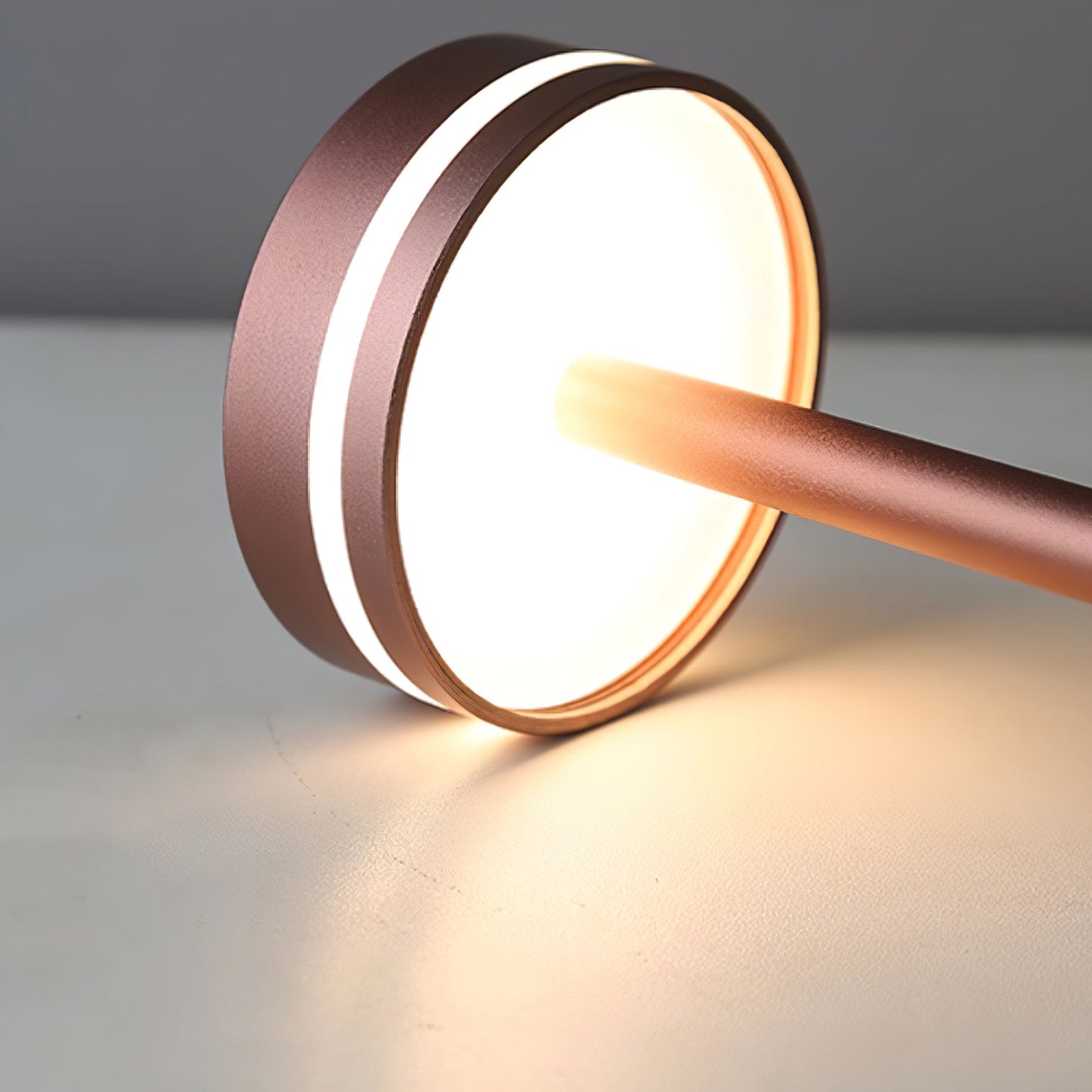 FunGloed - LED bordlampe med energisk design og behagelig belysning