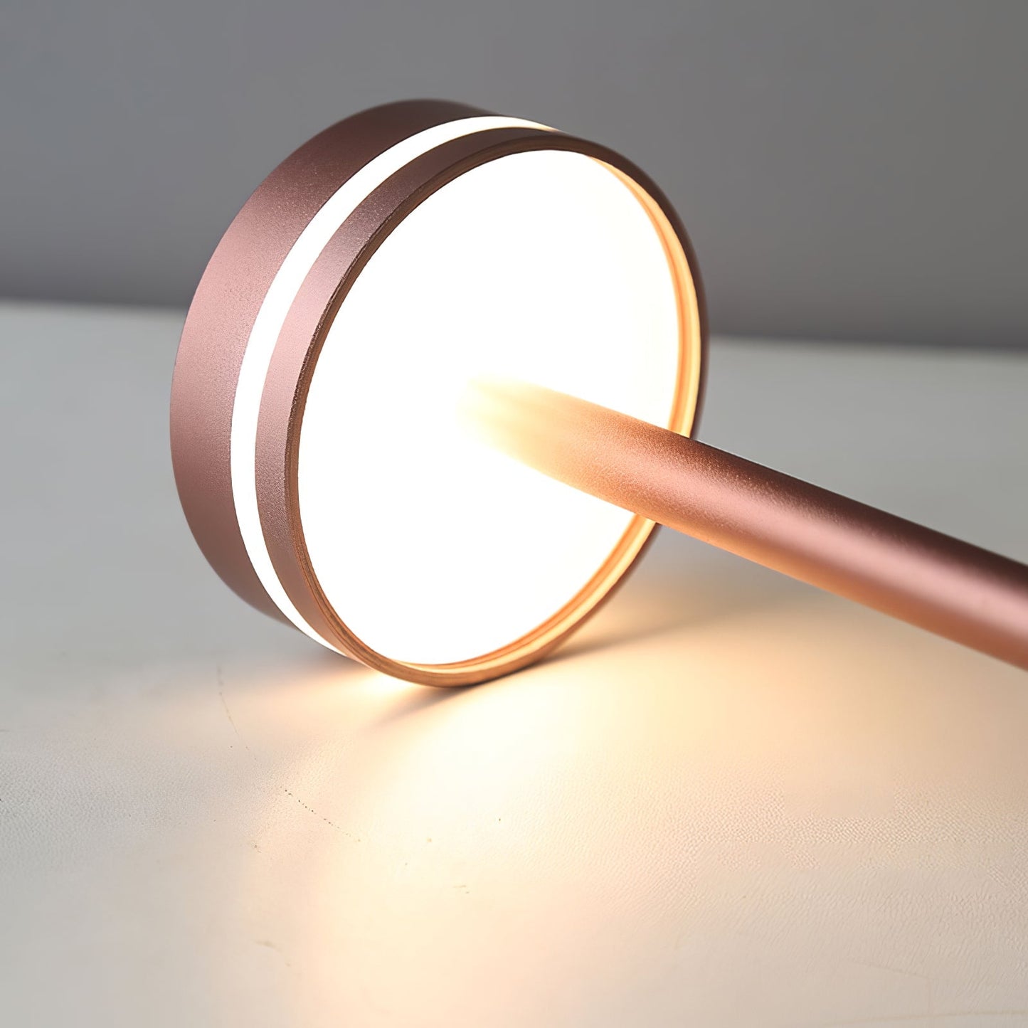 FunGloed - LED bordlampe med energisk design og behagelig belysning