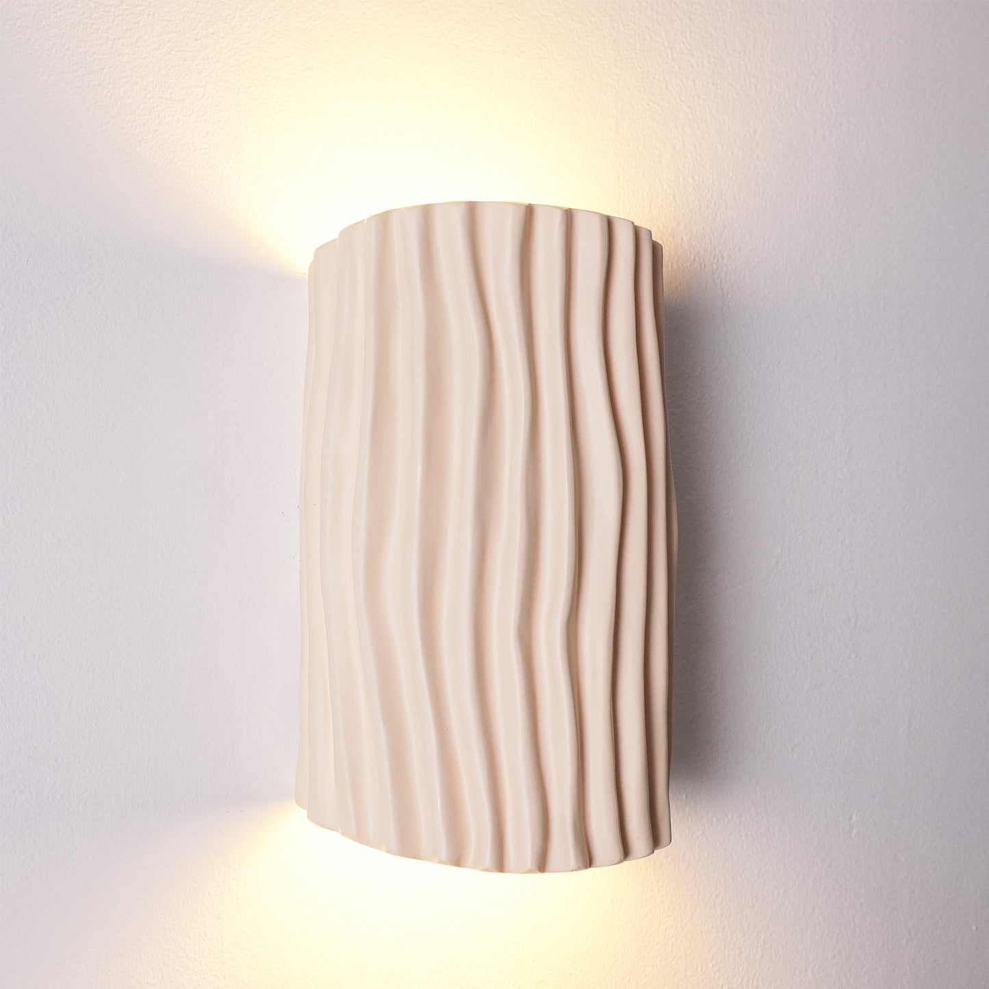NordicCharm - Funktionale Harzwandlampe in Warmlicht