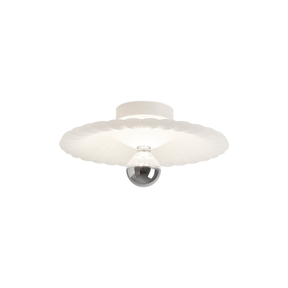 LuxePlissé - Deckenlampe mit detaillierten Falten und subtiler Beleuchtung