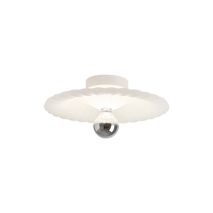 LuxePlissé - Deckenlampe mit detaillierten Falten und subtiler Beleuchtung
