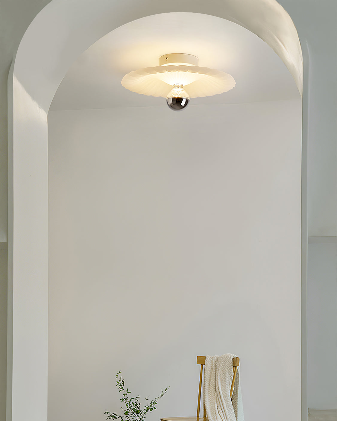 LuxePlissé - Deckenlampe mit detaillierten Falten und subtiler Beleuchtung