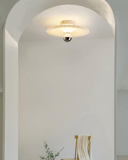 LuxePlissé - Deckenlampe mit detaillierten Falten und subtiler Beleuchtung