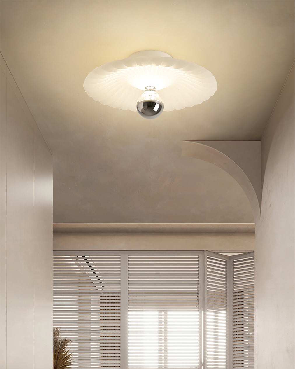 LuxePlissé - Deckenlampe mit detaillierten Falten und subtiler Beleuchtung