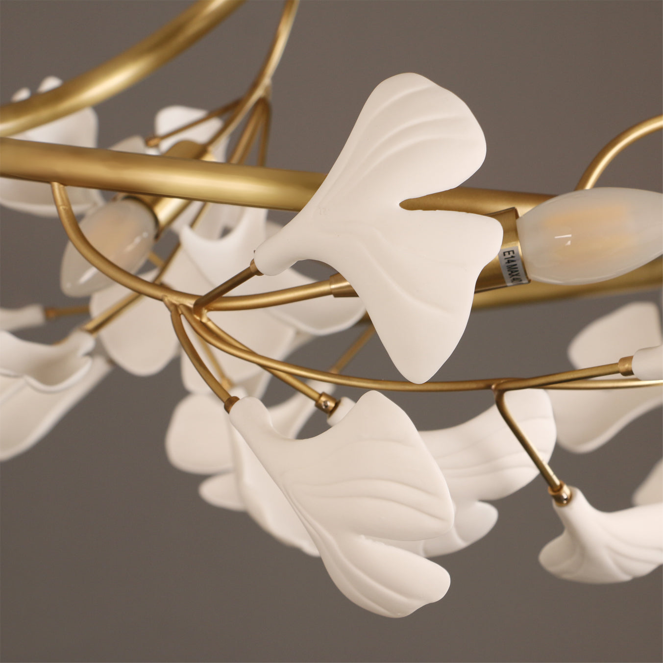LuxeGingko - Deckenlampe mit Ginkgo-Design und subtiler Beleuchtung
