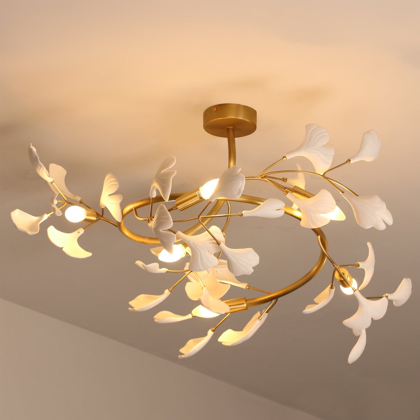 LuxeGingko - Deckenlampe mit Ginkgo-Design und subtiler Beleuchtung