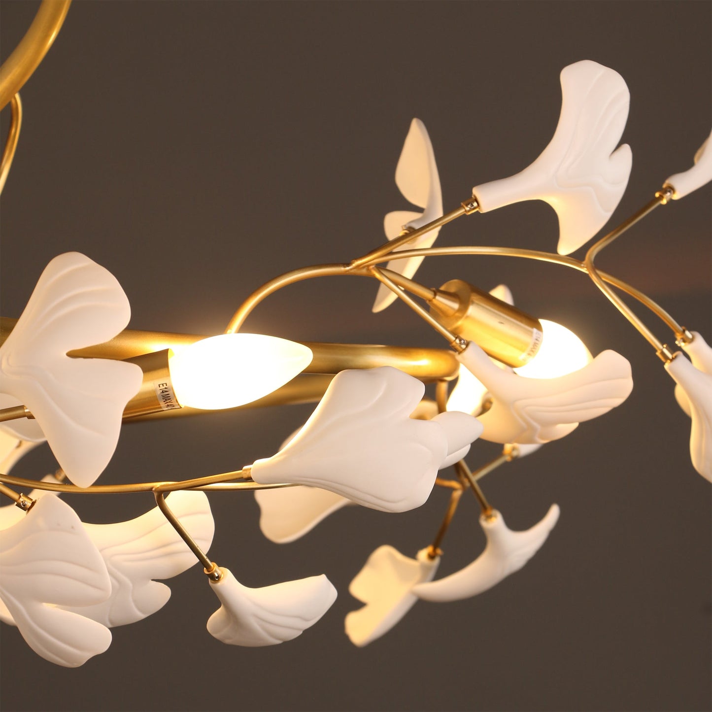 LuxeGingko - Deckenlampe mit Ginkgo-Design und subtiler Beleuchtung