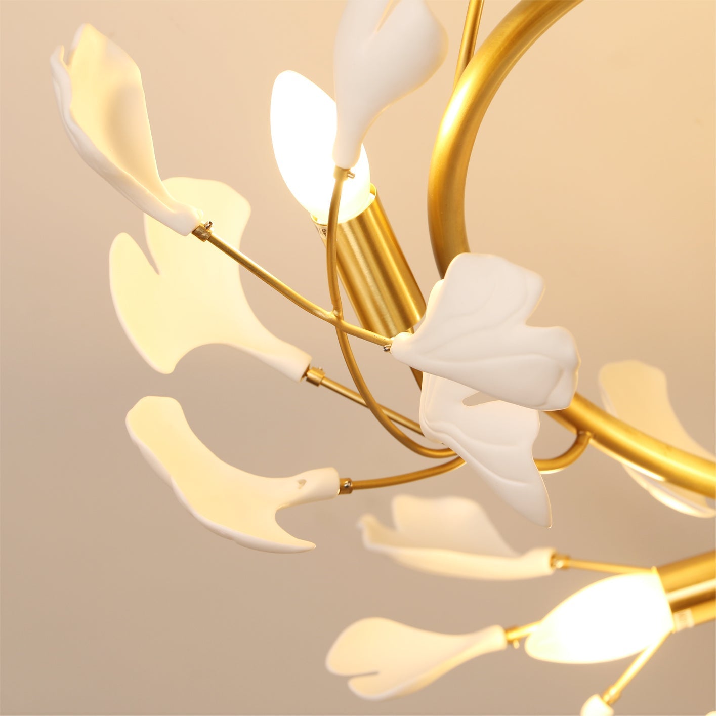LuxeGingko - Deckenlampe mit Ginkgo-Design und subtiler Beleuchtung