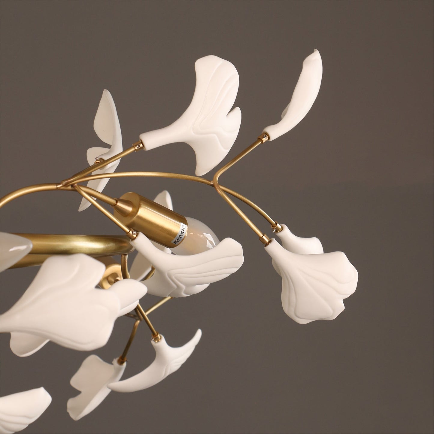 LuxeGingko - Deckenlampe mit Ginkgo-Design und subtiler Beleuchtung