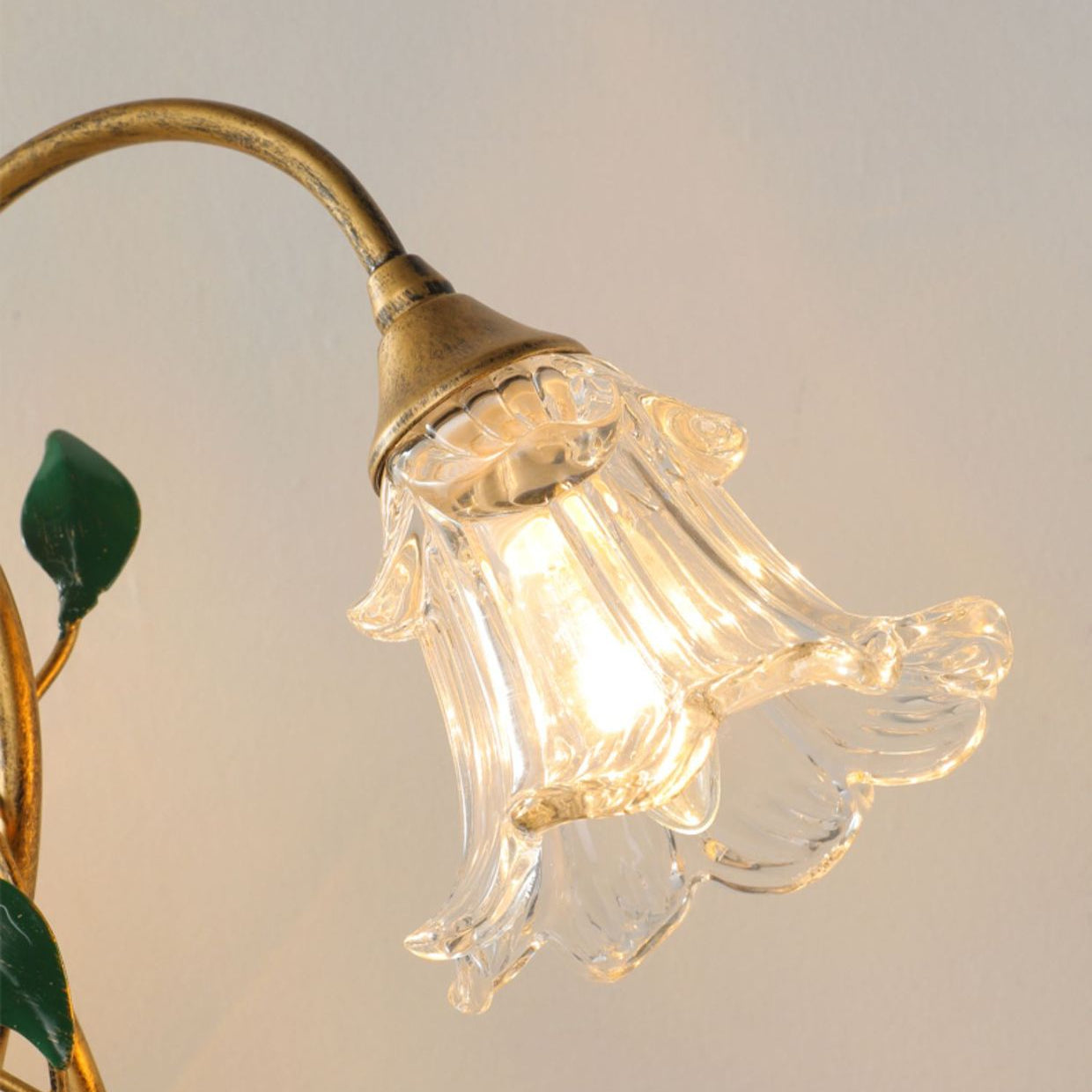 BloemLuxe - Fransk bordlampe med blomsterdesign