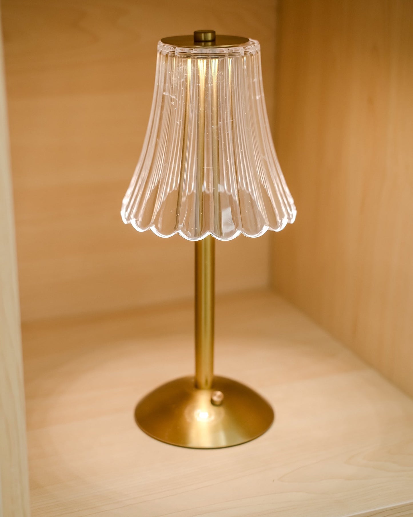 DiamondGlow – Bærbar bordlampe med guldfinish