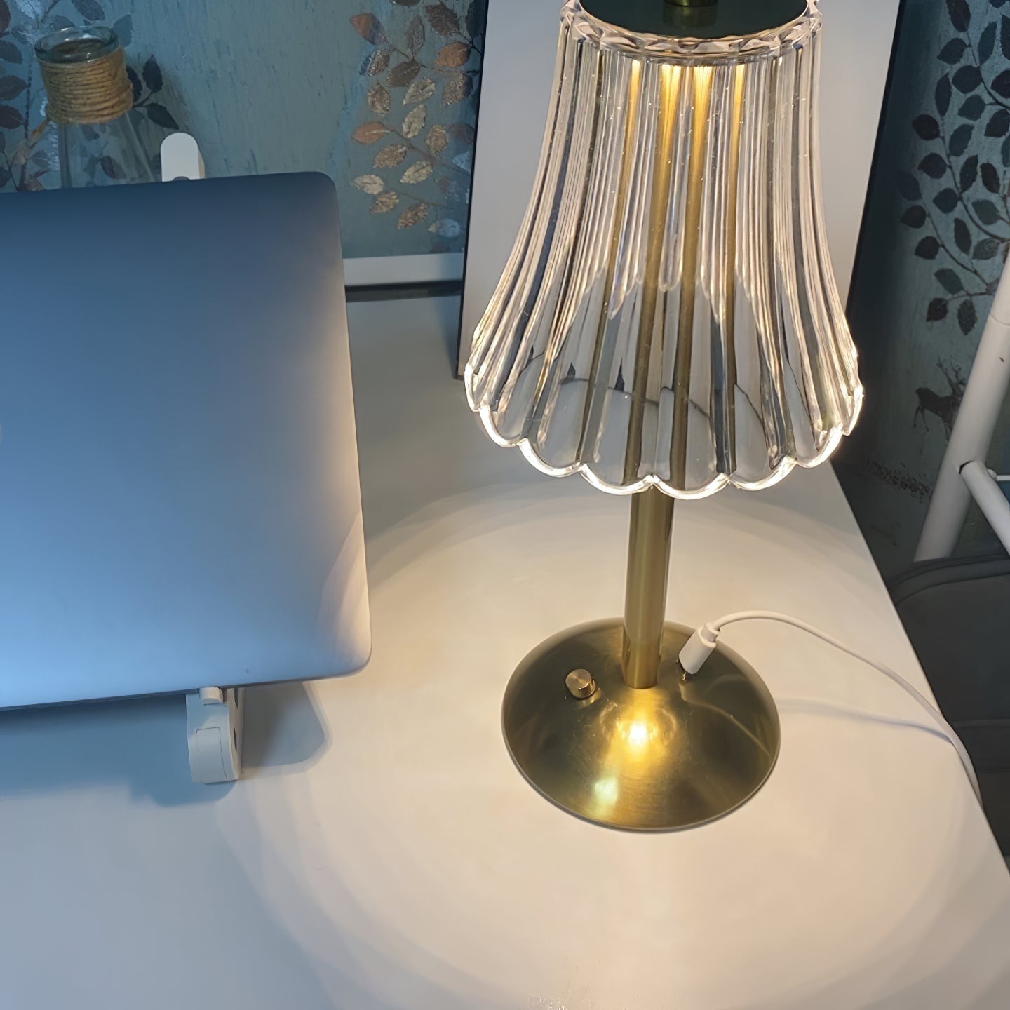 DiamondGlow – Bærbar bordlampe med guldfinish