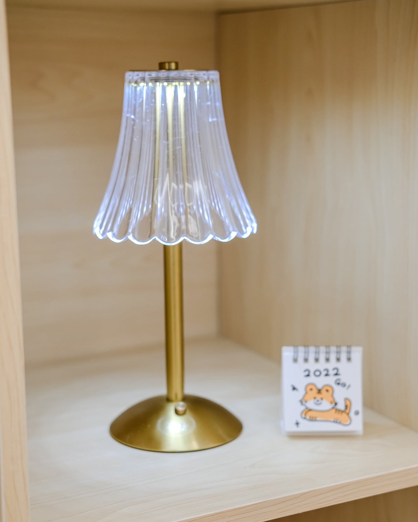 DiamondGlow – Bærbar bordlampe med guldfinish
