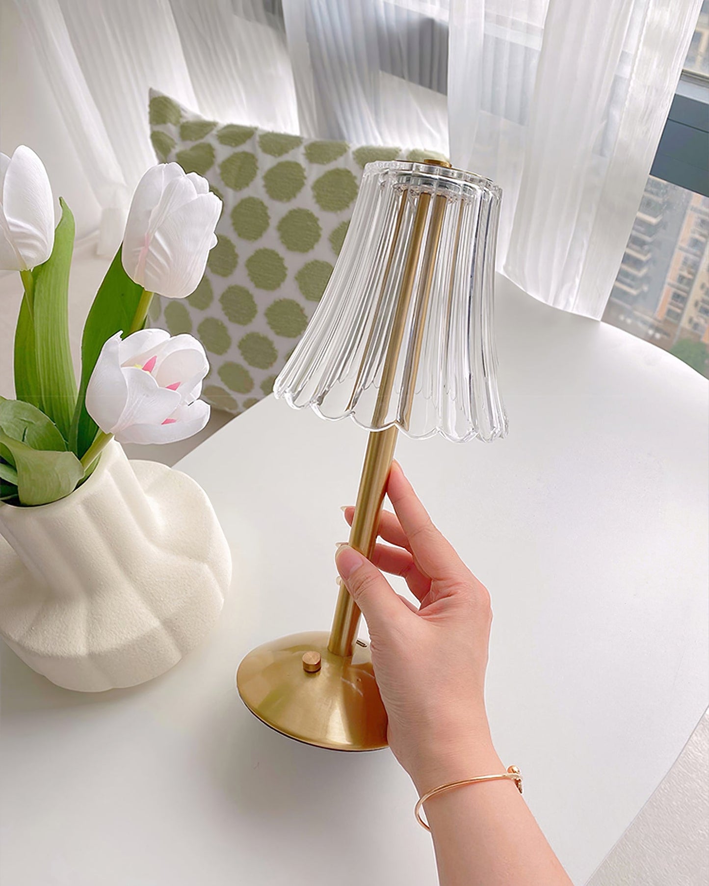 DiamondGlow – Bærbar bordlampe med guldfinish
