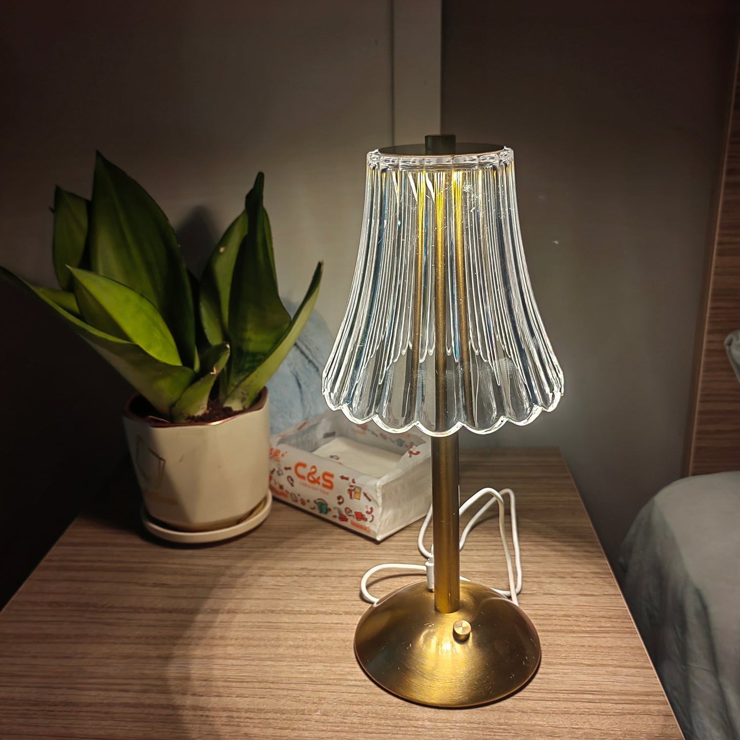 DiamondGlow – Bærbar bordlampe med guldfinish