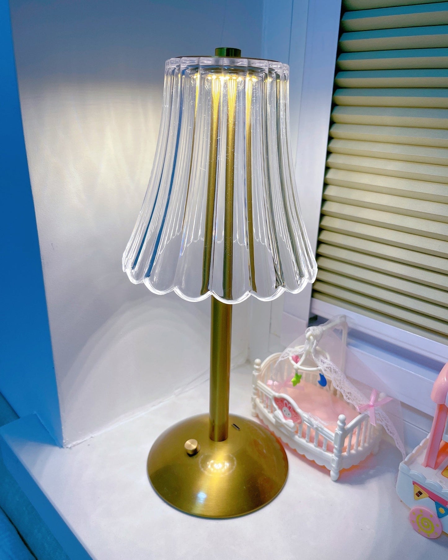 DiamondGlow – Bærbar bordlampe med guldfinish